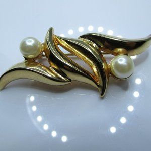 Vintage signed Keyes's Gold Plated Abstract Modernist Faux Pearl Brooch c. 1960